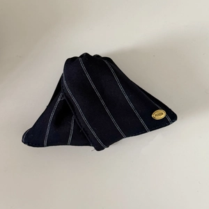 Pince à cheveux élégante en tissu rayé bleu marine avec plaque logo PODA dorée