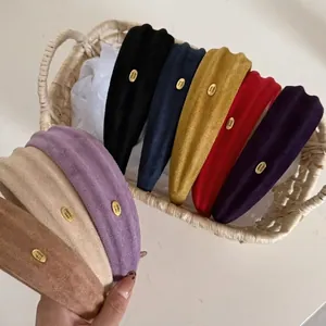 Retro-Haarreif-Set aus Wildlederimitat mit goldenen Metallemblemen in verschiedenen Farben