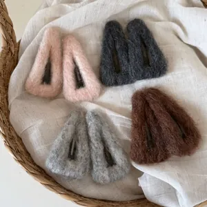 Pince à Cheveux Triangle en Peluche pour Femmes BB Clip Doux Géométrique Épingle à Cheveux Accessoires de Coiffure Automne Hiver