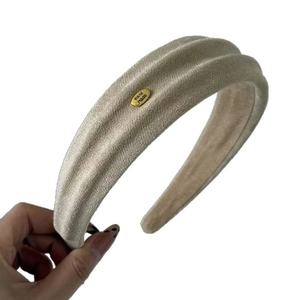 Französischer Retro-Haarreif in Beige mit ovalem goldenem Handmade-Metallanhänger