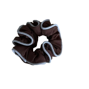 Blau gesäumtes braunes Strick-Scrunchie mit Plissee-Textur für elegante Frisuren