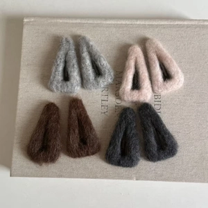 Lot de 8 barrettes triangulaires en peluche douillette, tons gris, rose et marron
