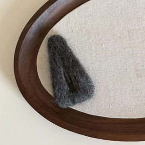 Barrette à cheveux triangulaire gris foncé en peluche douce avec texture laineuse