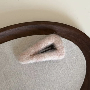 Barrette à cheveux triangulaire en peluche rose pâle imitation mohair sur plateau