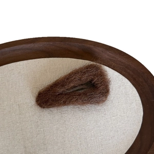 Barrette à cheveux BB en peluche marron foncé en forme de goutte sur plateau bois