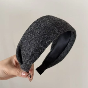 Serre-tête large gris foncé en peluche avec texture laineuse pour un look élégant et volumineux