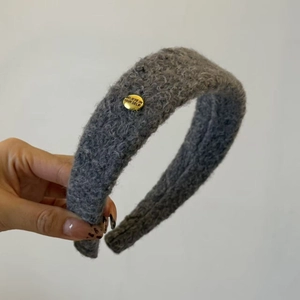 Serre-tête en peluche bouclée grise avec boucle métallique dorée décorative ronde