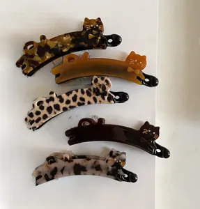 Détail de diverses pinces banane chat en acétate aux motifs écaille de tortue et marbre