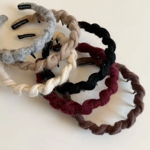 Knitted cable-knit headbands set in autumn colors with teeth for high-volume hair look