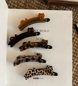Détail d'un lot de cinq pinces banane chat en acétate aux motifs écaille de tortue variés