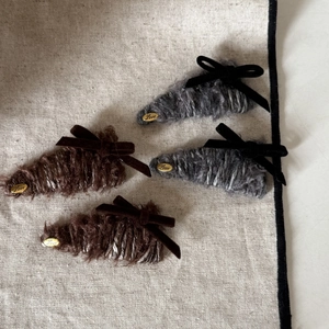 Velvet yarn BB hair clips set with black bows and gold Love charms for women