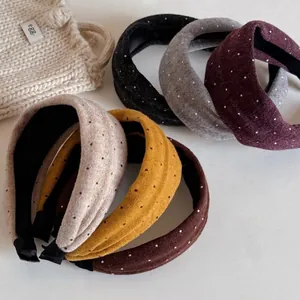 Schicke gepolsterte Strick-Stirnbänder mit Punkten in Herbstfarben für Vintage-Look