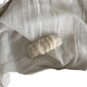 Barrette à cheveux BB en laine crème tricotée avec tissage texturé sur tissu doux