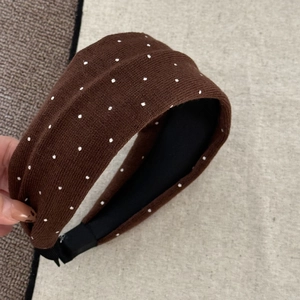 Dunkelbraunes Strickstirnband mit weißen Punkten für herbstliche Damenfrisuren