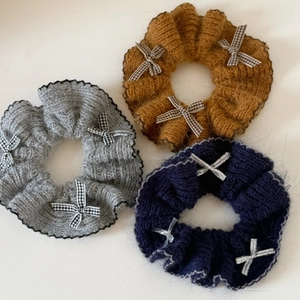 Lot de trois chouchous en tricot avec nœuds en marron, gris et bleu pour femmes