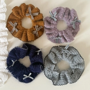 Chouchous en tricot épais avec nœuds en jaune, rose, bleu marine et gris pour l'automne