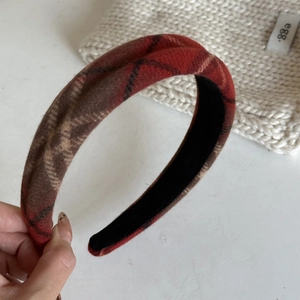 Détail macro du tissu à carreaux rouge et du rembourrage de ce serre-tête