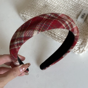 Détail du serre-tête rembourré à carreaux rouges avec texture tweed épaisse et doublure