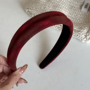 Serre-tête rembourré en velours rouge foncé avec design pour un look élégant et chic