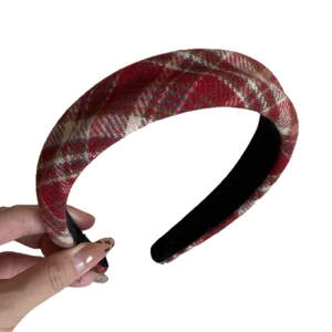 Serre-tête rembourré à carreaux rouges avec un design écossais vintage pour femme