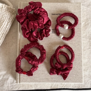 Set da 9 pezzi di accessori per capelli bordeaux con perle e fiocchi in raso
