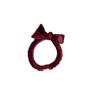Elastico per capelli in seta bordeaux con fiocco elegante e perla rossa decorativa