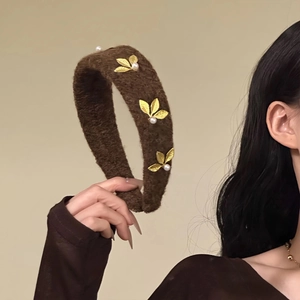 Vintage brown knitted headband featuring gold metal leaves and white pearls for women