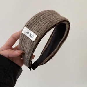 Chunky knit headband in tan brown with leopard print lining and high-quality texture