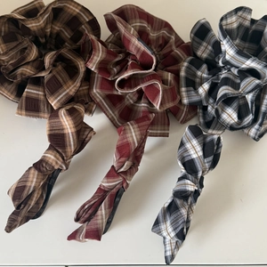 Ensemble de chouchous et barrettes à nœud motif à carreaux en trois coloris assortis