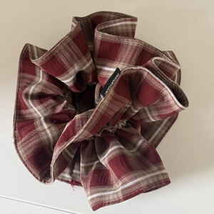 Chouchou à carreaux rouge et marron style preppy avec étiquette faite à la main