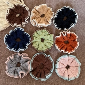 Lot de neuf chouchous en tricot à volants colorés avec bords contrastés pour coiffure femme