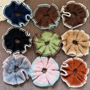 Vue détaillée de neuf chouchous en tricot assortis avec bords ondulés contrastés et doux