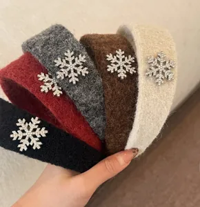 Gros plan sur les bandeaux d'hiver en peluche avec détails de flocons en strass