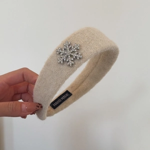 Serre-tête en fausse fourrure beige avec flocon en strass et étiquette fait main