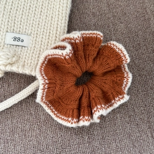 Chouchou en maille rouge rouille avec bordure en dentelle blanche pour l'hiver