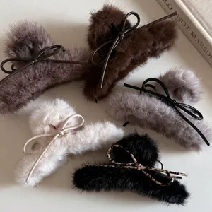Pince à cheveux élégante en peluche avec nœud en fausse fourrure pour les coiffures d'hiver