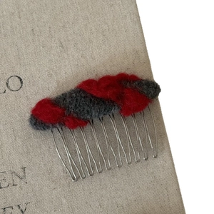 Peigne à cheveux vintage en feutre de laine avec motif tissé rouge et gris sur métal
