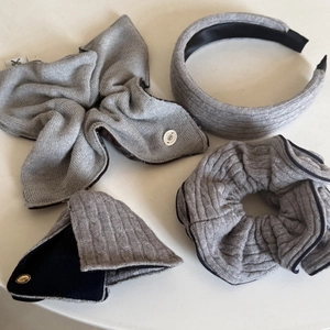 Coffret d'accessoires cheveux en tricot gris avec serre-tête, chouchous et logo doré