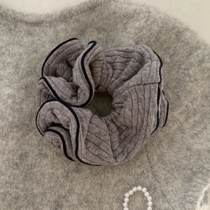 Chouchou en tricot gris avec bordure contrastée bleu marine et texture côtelée