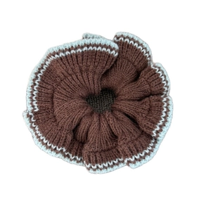 Chouchou en tricot aux couleurs contrastées avec laine marron et bords en dentelle bleue