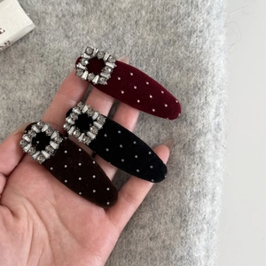 Set di tre fermagli per capelli vintage in velluto a pois con fibbie in zircone