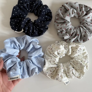 Lot de 4 chouchous en tissu à motifs floraux et à pois en bleu marine, gris et beige