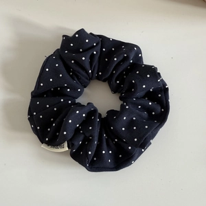 Chouchou bleu marine à pois blancs en coton doux pour des coiffures élégantes de femme