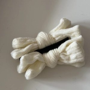 Barrettes bananes en tricot blanc avec nœud élégant pour femmes et motif de texture