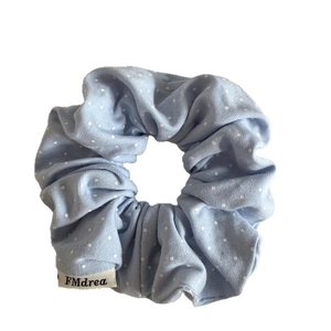 Chouchou bleu à pois avec texture tricotée pour une coiffure élégante
