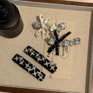 Vue détaillée de l'ensemble de barrettes à fleurs et étoiles sur un plateau déco