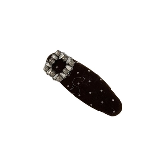 Elegante fermaglio in velluto con fibbia rettangolare in strass e accenti di diamanti