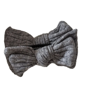 Pince à cheveux nœud tricoté gris vintage avec motif torsadé sur fond blanc