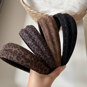 Set di cerchietti larghi con stampa leopardata e pois marroni in morbido camoscio