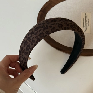 Cerchietto leopardato marrone in velluto con design alto e fodera antiscivolo